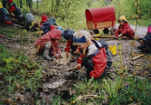 Kinder im Wald - Waldkindergarten