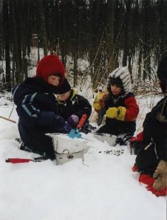 Kinder spielen im Schnee